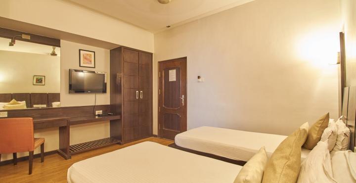 Hotel Pinnacle Ахмедабад Екстериор снимка