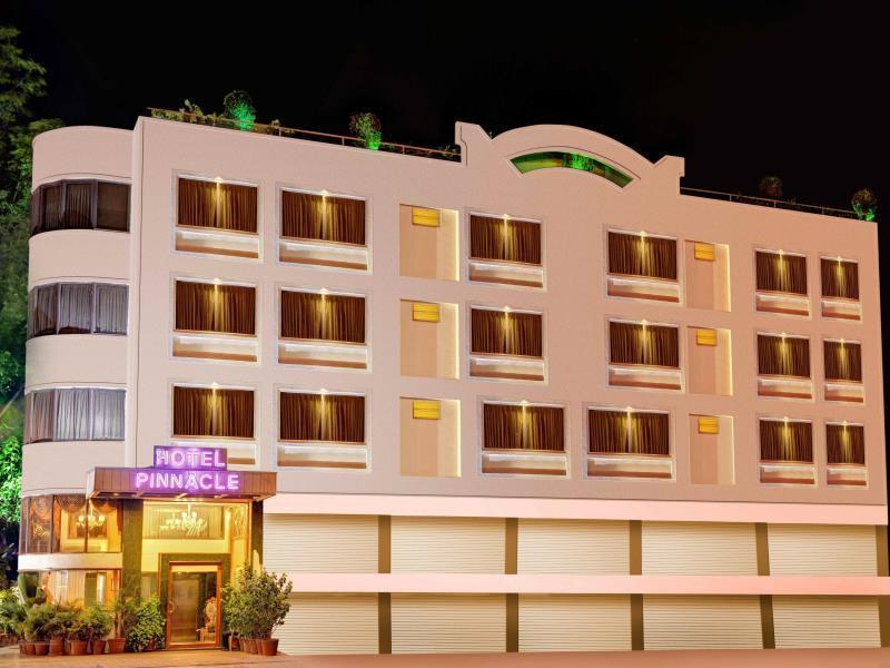 Hotel Pinnacle Ахмедабад Екстериор снимка