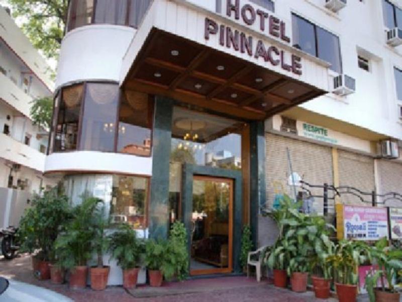 Hotel Pinnacle Ахмедабад Екстериор снимка