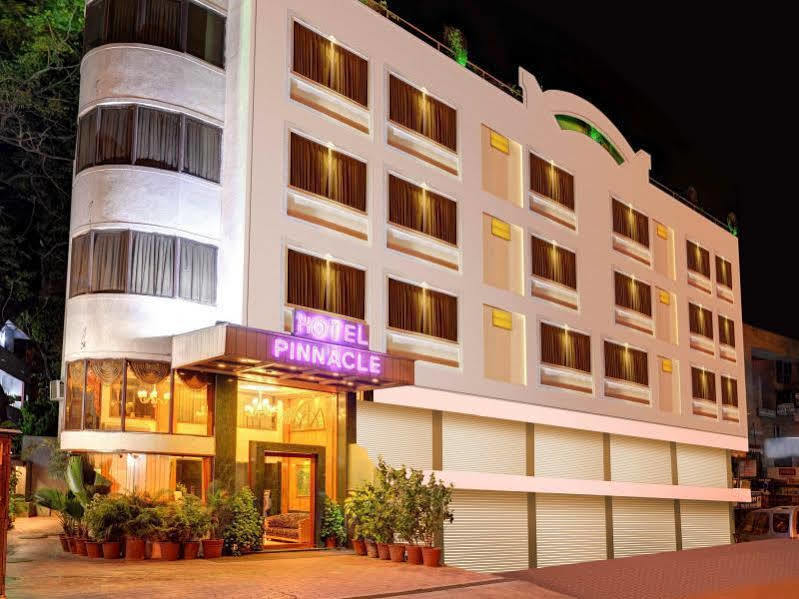 Hotel Pinnacle Ахмедабад Екстериор снимка