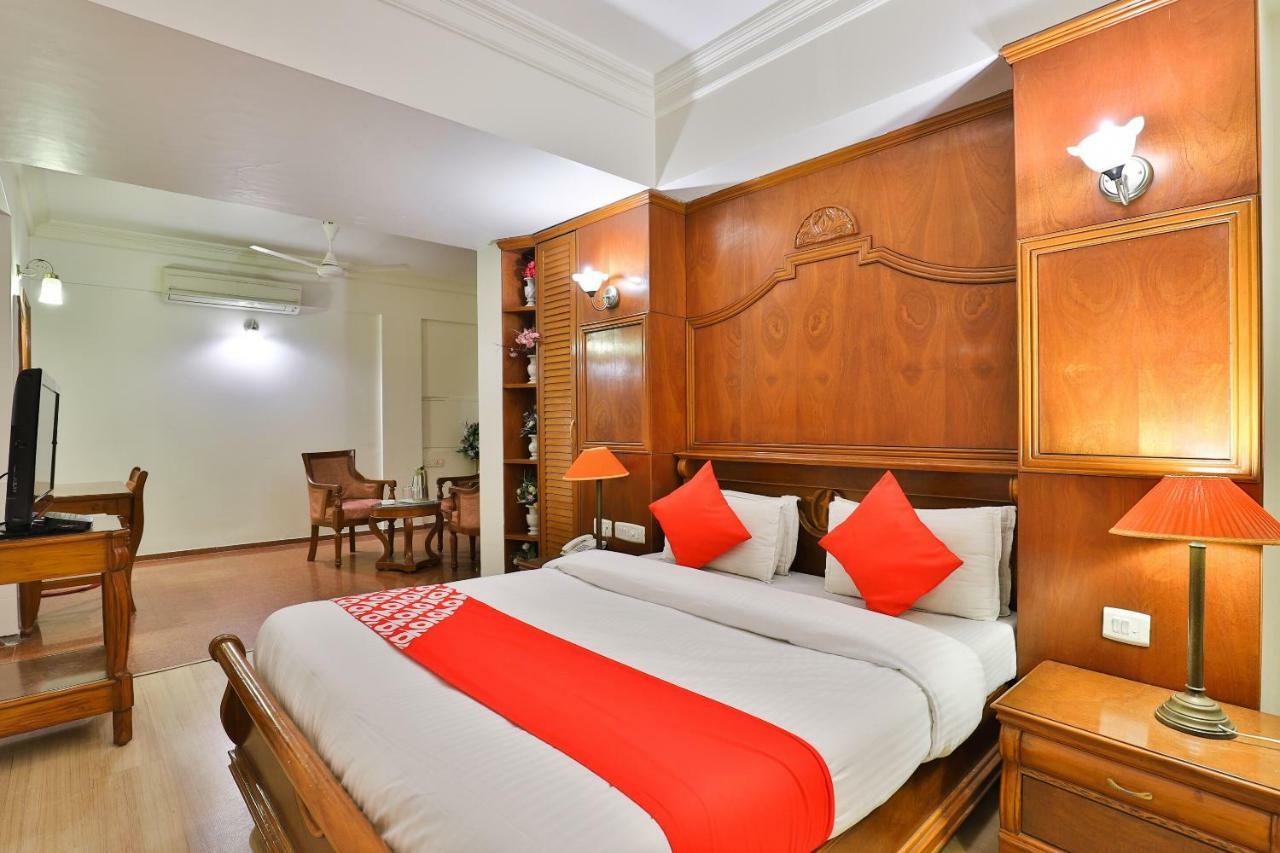 Hotel Pinnacle Ахмедабад Екстериор снимка